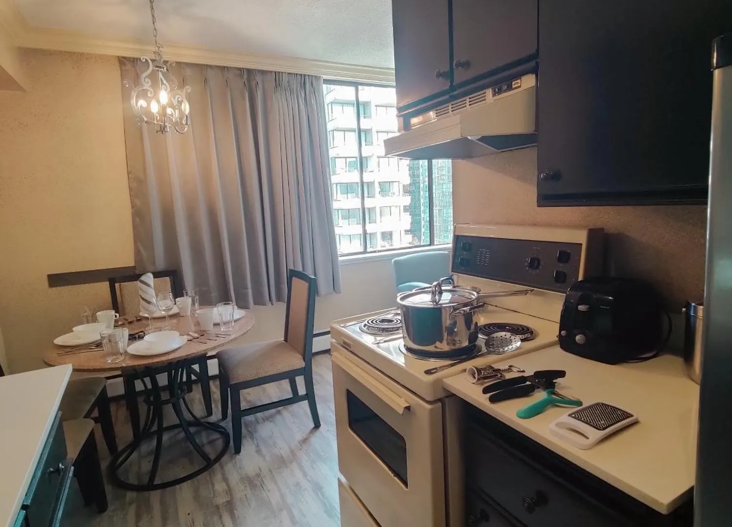 Divya Sutra Suites On Robson Downtown Vancouver Aparthotel