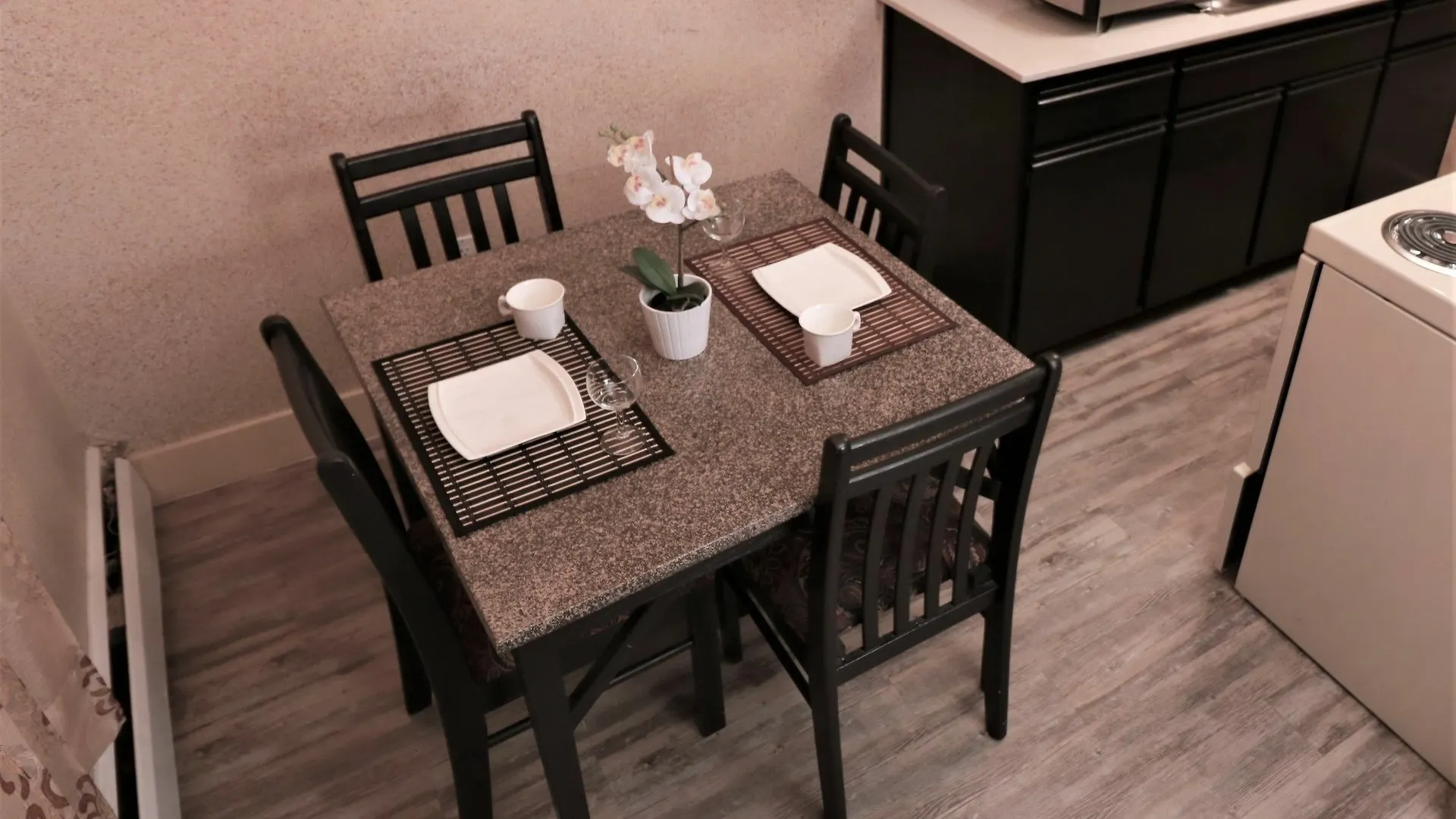 *** Aparthotel Divya Sutra Suites On Robson Downtown Vancouver Canada